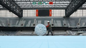 Instalação do novo sintético da Arena na Arena da Baixada