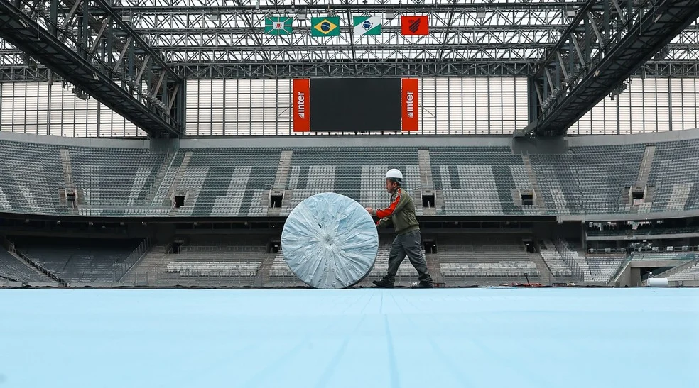 Instalação do novo sintético da Arena na Arena da Baixada