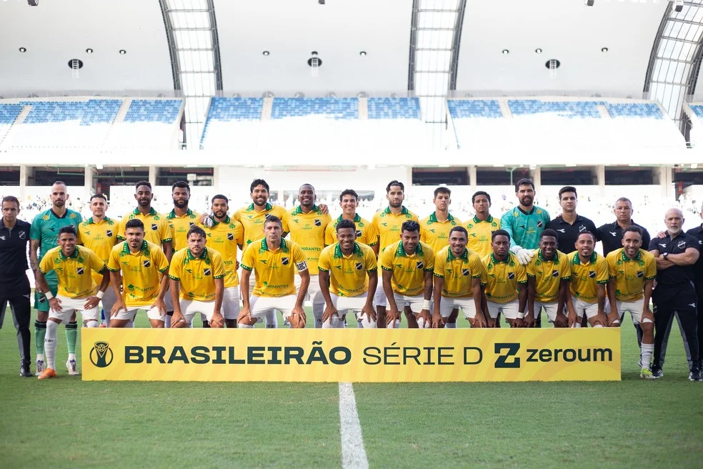 Jogadores do ABC comemoram a liderança do Grupo A8