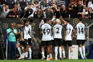 Jogadores comemoram gol — Reforços do Corinthians
