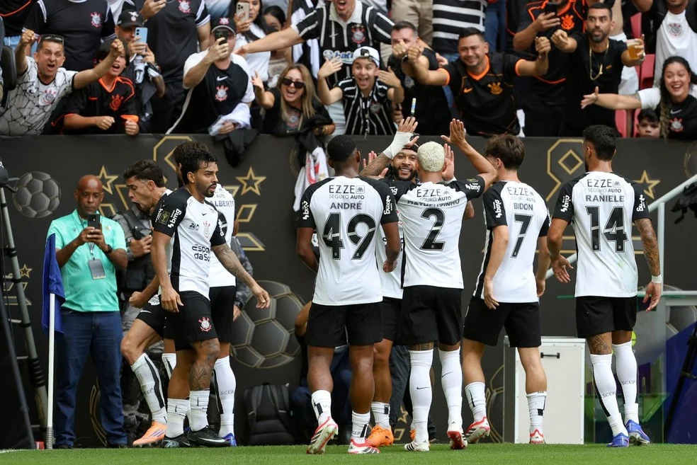 Jogadores comemoram gol — Reforços do Corinthians