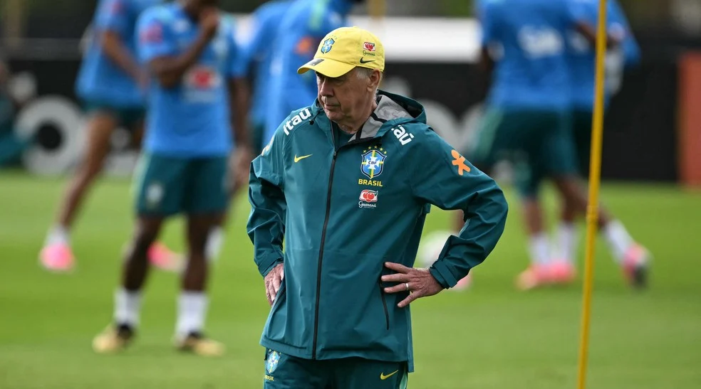 Carlo Ancelotti em treino da seleção — Chegar na Copa em crise