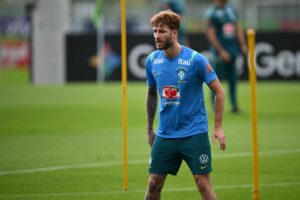 Treino da seleção brasileira; curiosidades sobre Léo Pereira