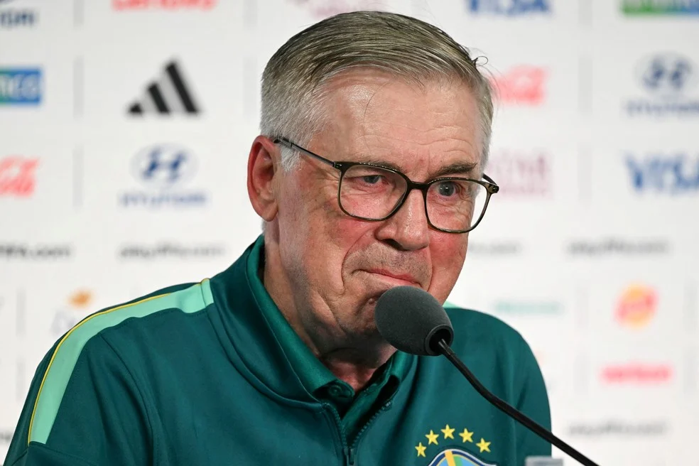 Carlo Ancelotti em coletiva — Ancelotti fala cinco idiomas