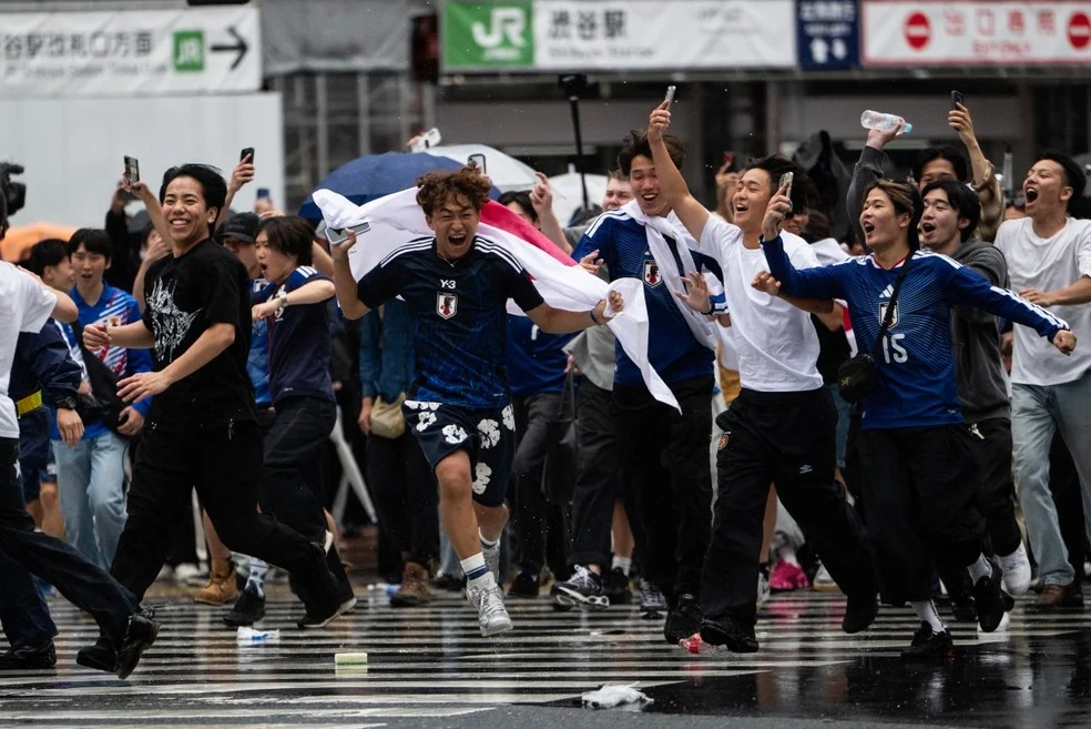 Torcedores comemoram no Cruzamento de Shibuya após empate do Japão