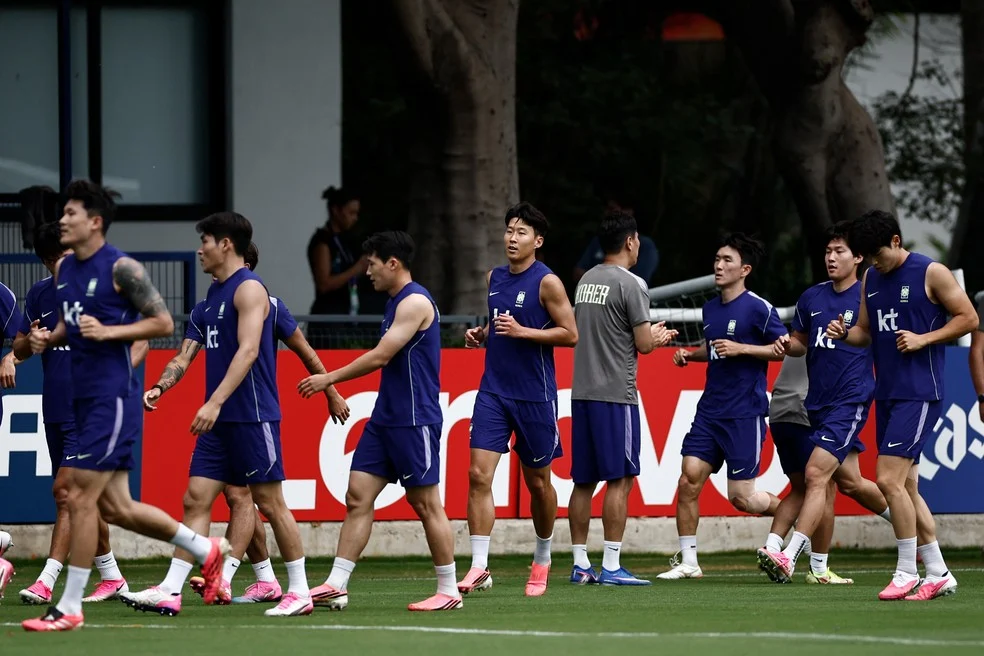 Drone sobrevoa treino da Coreia do Sul em Guadalajara — jogadores em aquecimento