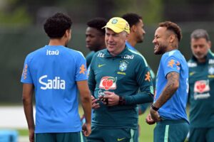 Treino seleção brasileira: Ancelotti conversa com Neymar e Marquinhos