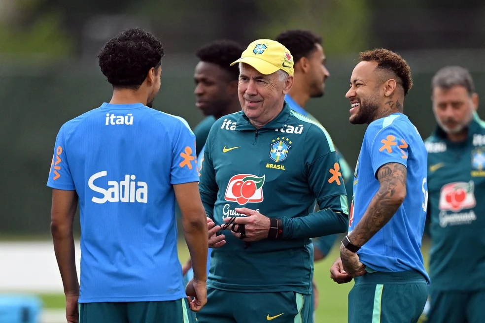 Treino seleção brasileira: Ancelotti conversa com Neymar e Marquinhos