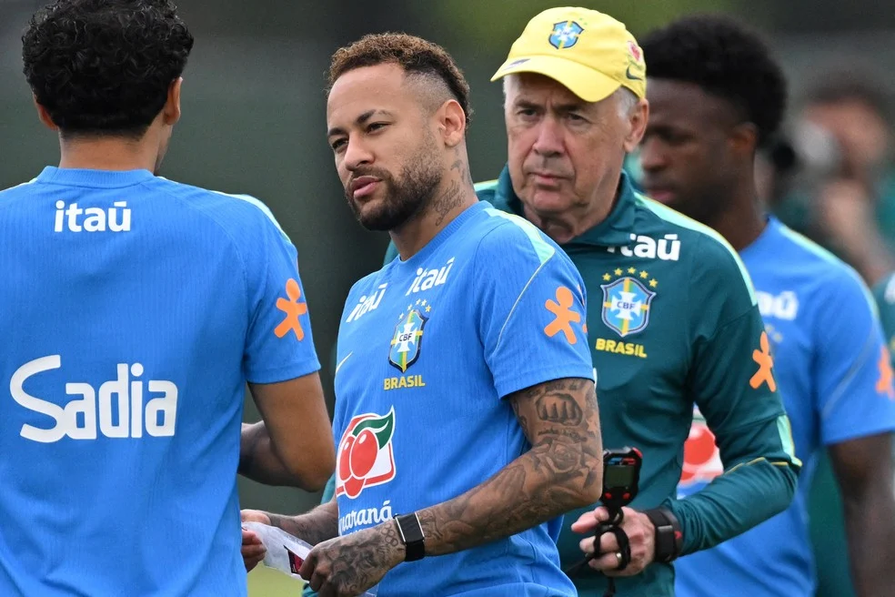 Ancelotti relacionar Neymar no treino da Seleção