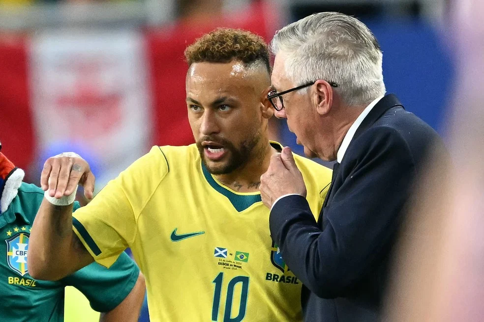 Neymar e Ancelotti em campo — Brasil na Copa