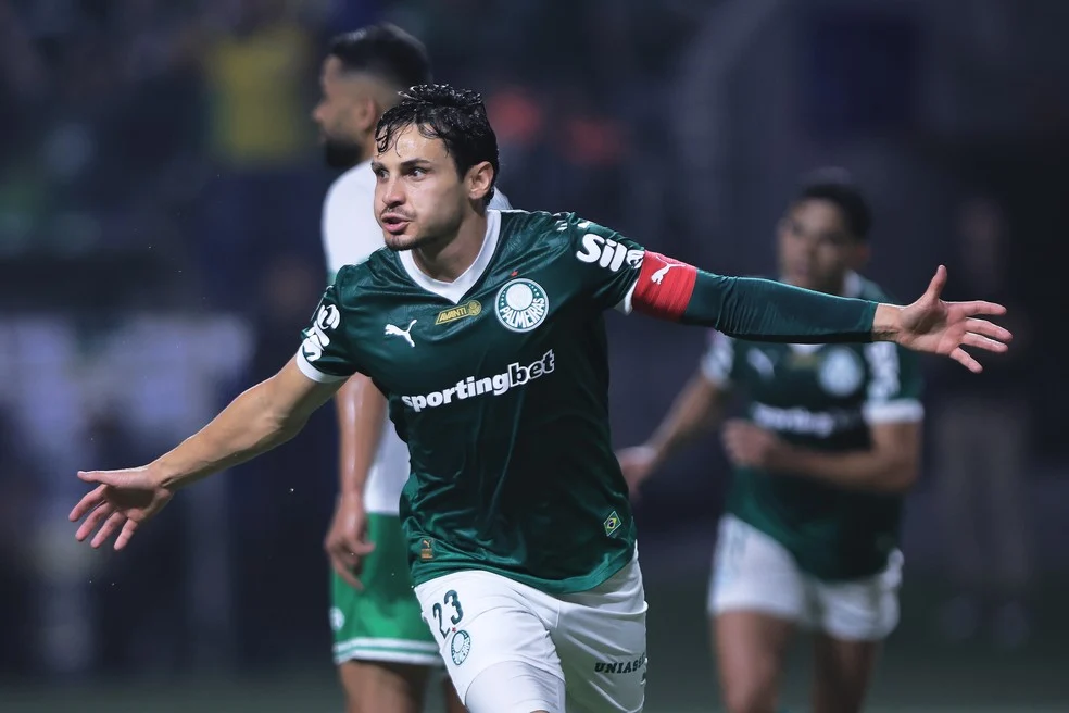 Raphael Veiga comemorando gol pelo Palmeiras