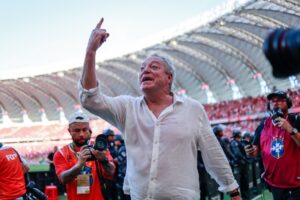 Estátua de Abel Braga será inaugurada pelo Inter em agosto