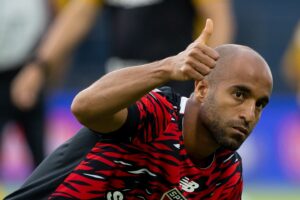 Sabino e Lucas Moura em tratamento no CT da Barra Funda do São Paulo