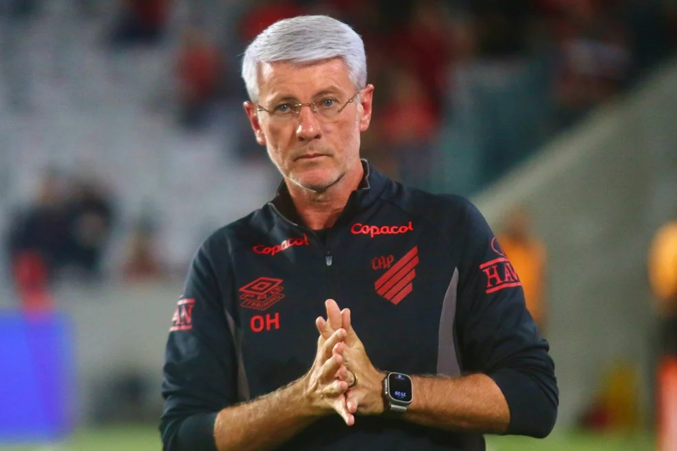 Odair Hellmann no banco de reservas — técnico do Athletico