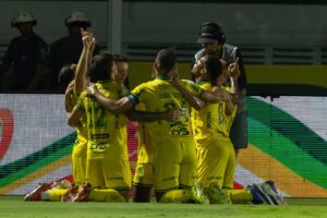 Jogadores do Mirassol comemorando vitória