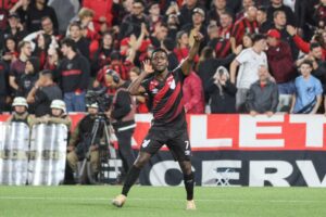 Steven Mendoza no Athletico comemorando gol