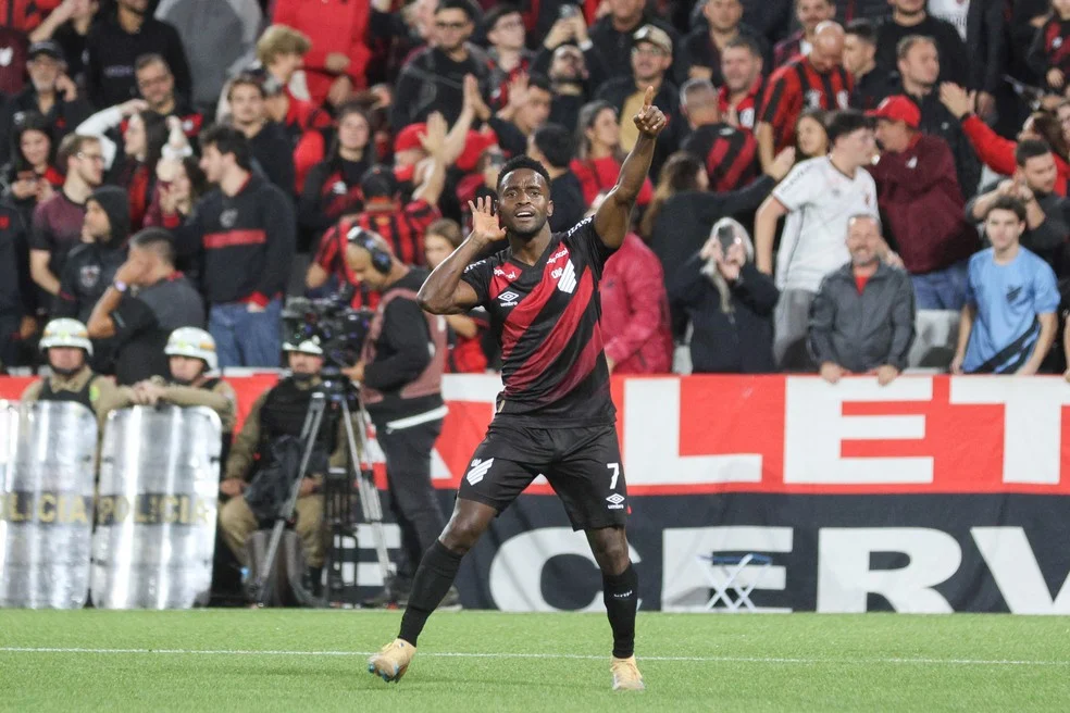Steven Mendoza no Athletico comemorando gol