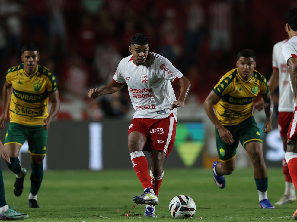 Volante Luiz Felipe em ação pelo Náutico