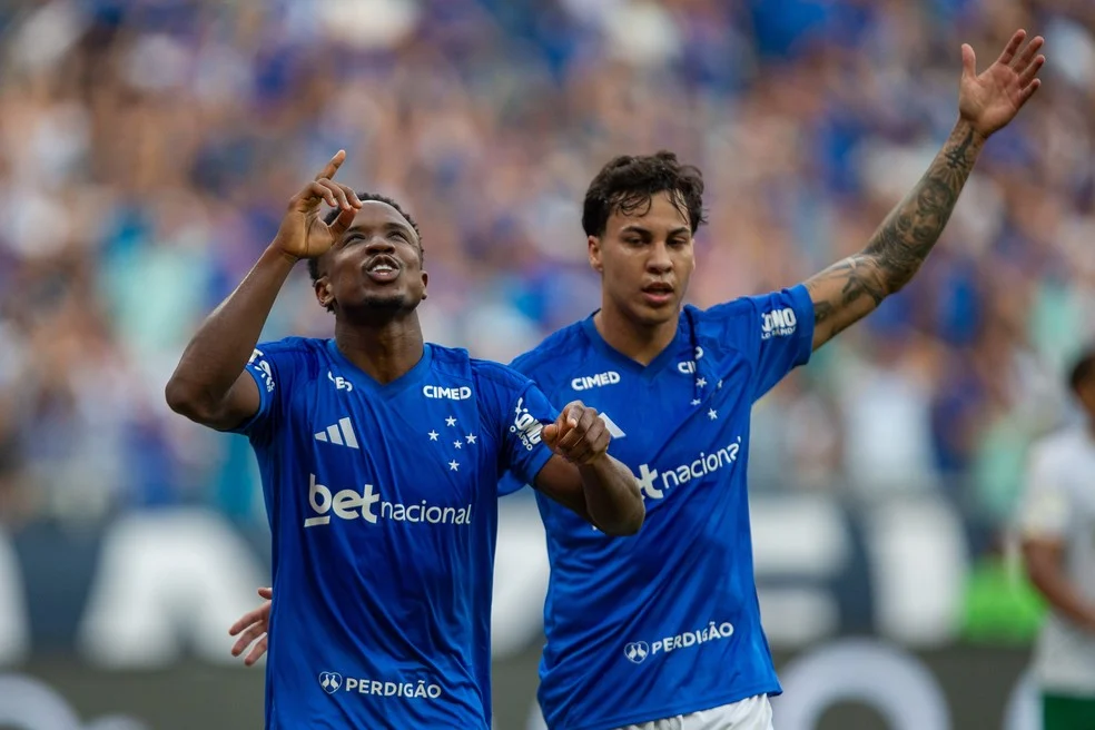 Sinisterra e Kaio Jorge comemoram gol — Meio time do Cruzeiro com 16 jogadores marcando