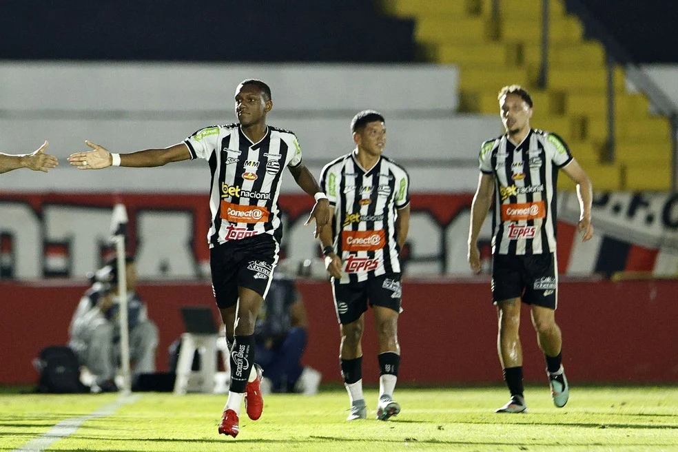 Max em coletiva no clube — Athletic na Ilha do Retiro
