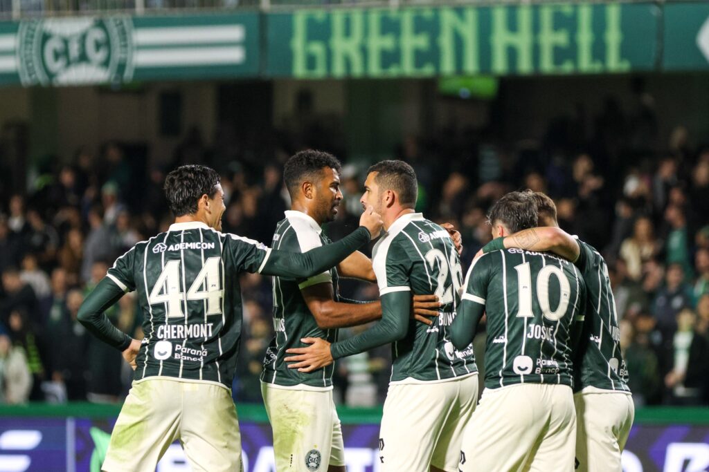 Jogadores do Coritiba em ação durante partida de futebol