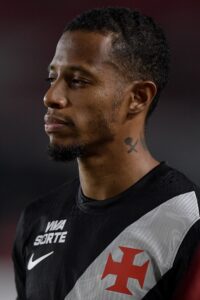 Jogador Tchê Tchê no Vasco durante partida de futebol