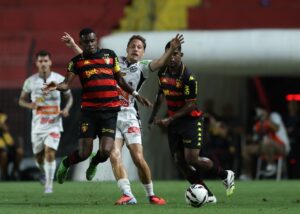 Alex comemora ponto do Athletic na Ilha do Retiro