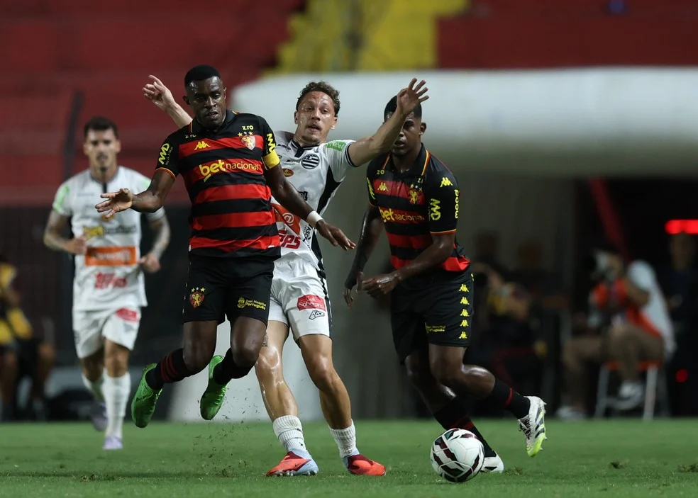 Alex comemora ponto do Athletic na Ilha do Retiro