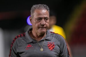 Márcio Goiano observa a defesa do Sport durante o jogo