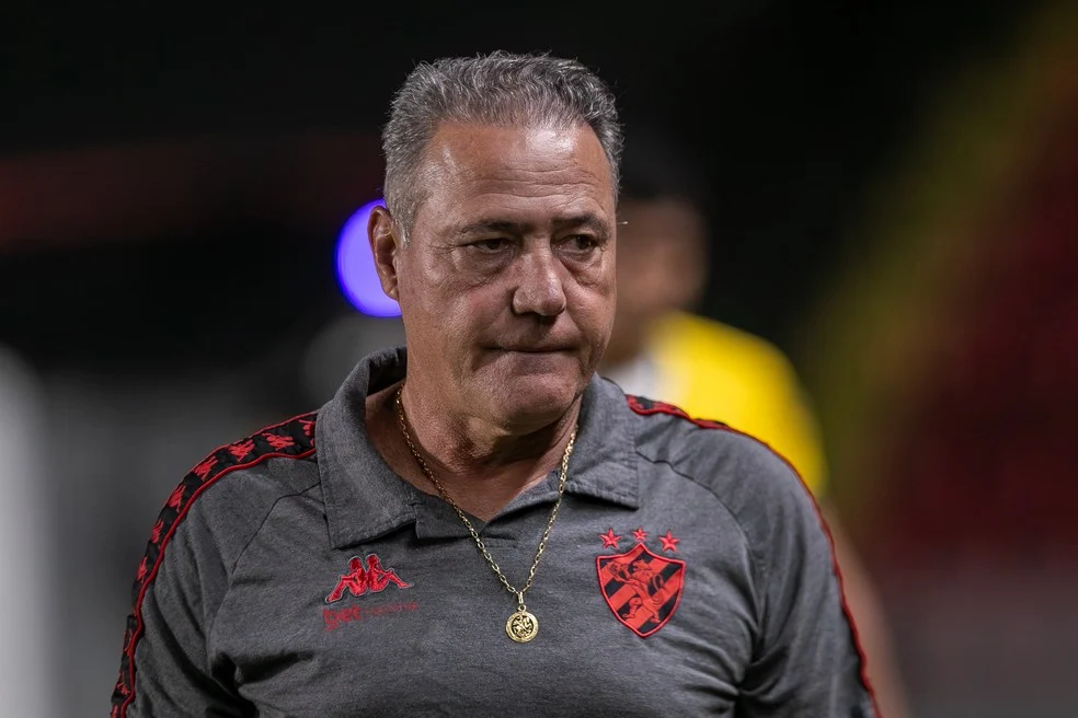 Márcio Goiano observa a defesa do Sport durante o jogo