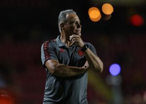Márcio Goiano no banco durante partida do Sport