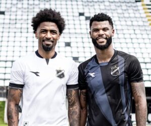 Alexsandro Ribeiro reencontra o amigo Fabão, zagueiro do ABC