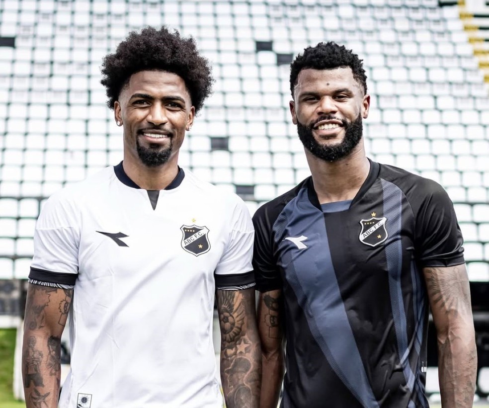 Alexsandro Ribeiro reencontra o amigo Fabão, zagueiro do ABC