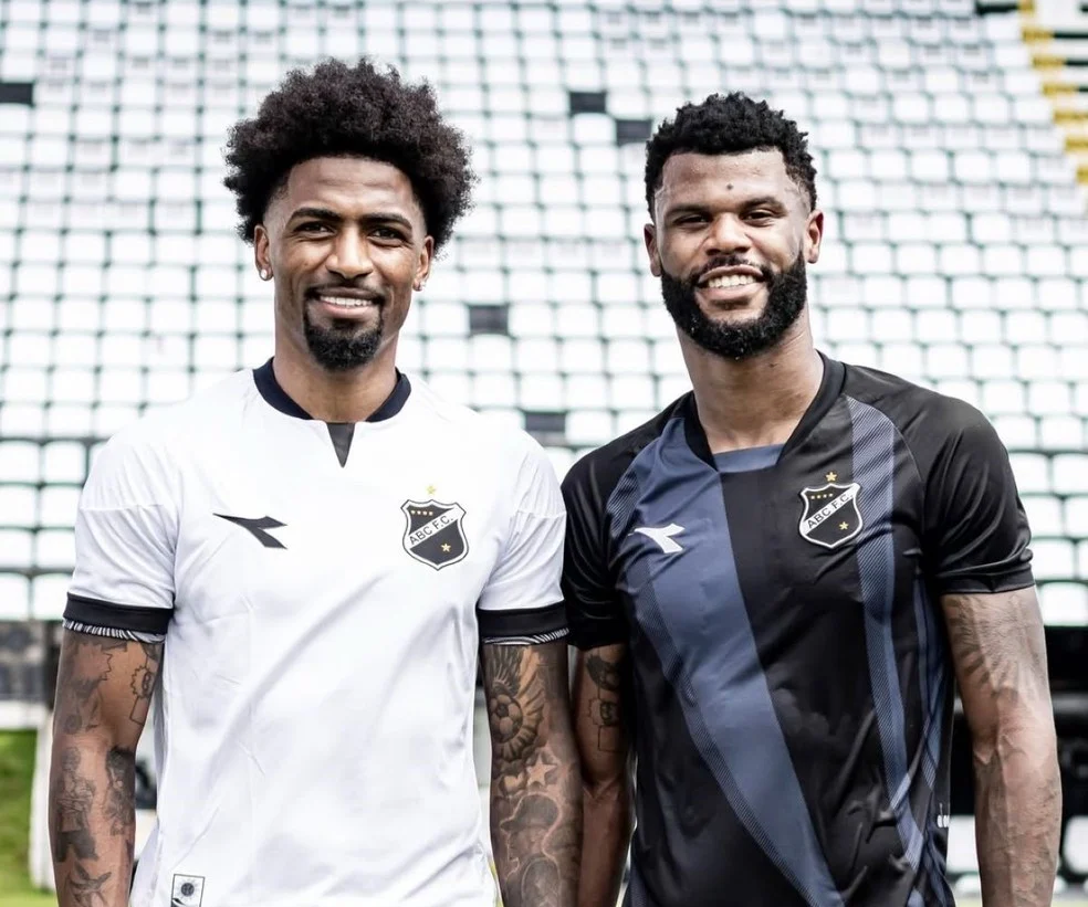 Alexsandro Ribeiro reencontra o amigo Fabão, zagueiro do ABC