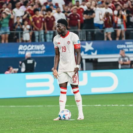 Alphonso Davies, jogador da seleção do Canadá, em recuperação de lesão