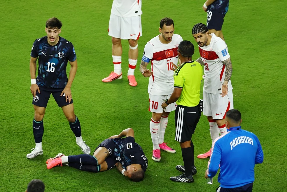 Eren Elmali recebe cartão amarelo segundos após entrar em campo