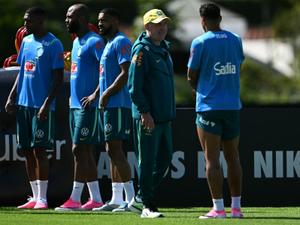 Técnico Carlo Ancelotti e jogadores da seleção brasileira durante treino