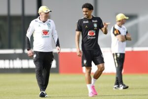 Carlo Ancelotti com Marquinhos em treino da Seleção Brasileira