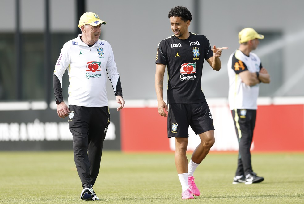 Carlo Ancelotti com Marquinhos em treino da Seleção Brasileira