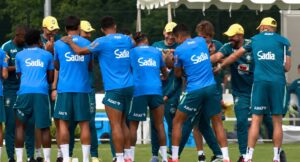 Trote de aniversário de Carlo Ancelotti em treino da Seleção