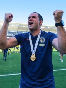 André Jardine comemorando título pelo América-MEX