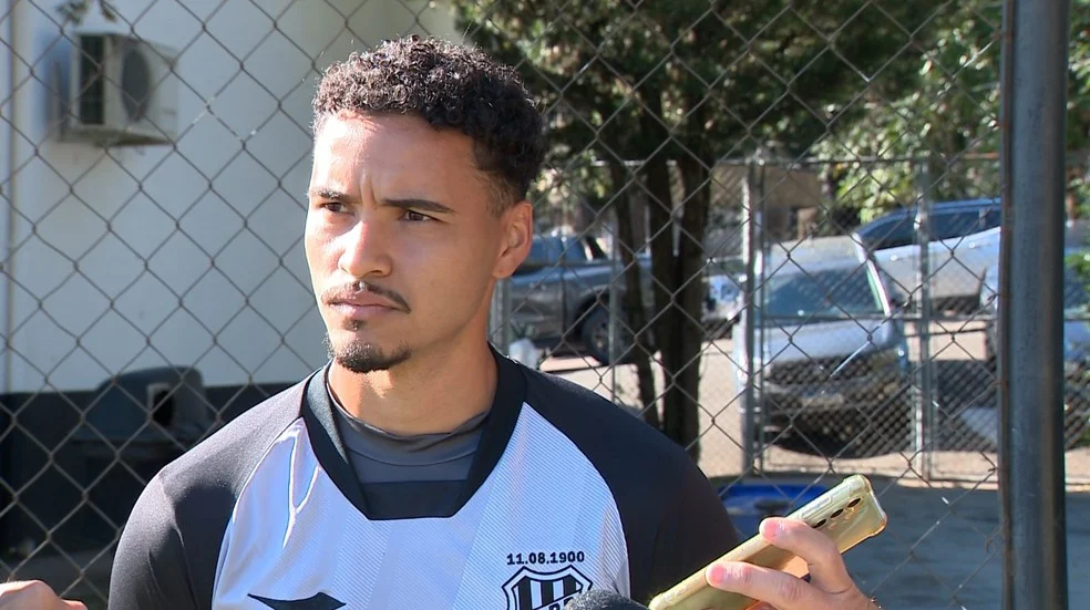 André Lima lesionado em ação pela Ponte Preta