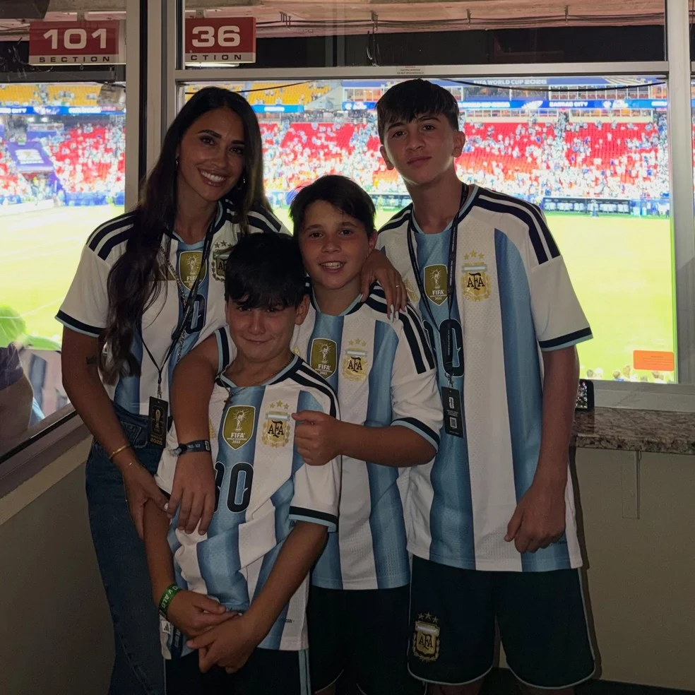 Antonela com os filhos após hat-trick de Messi