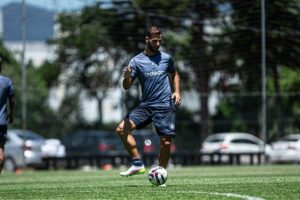 Pana Tachtsidis em ação — estrangeiros no Remo em destaque