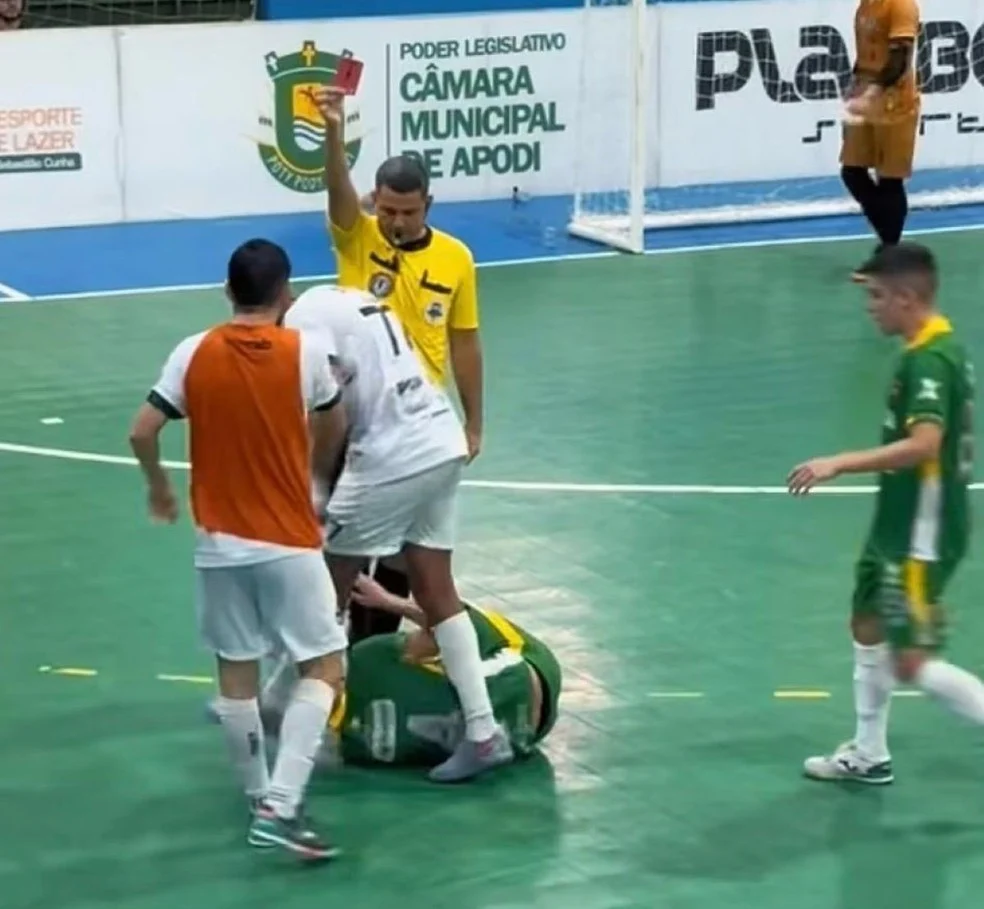 Formiga chuta cabeça de adversário na Copa do Brasil de Futsal