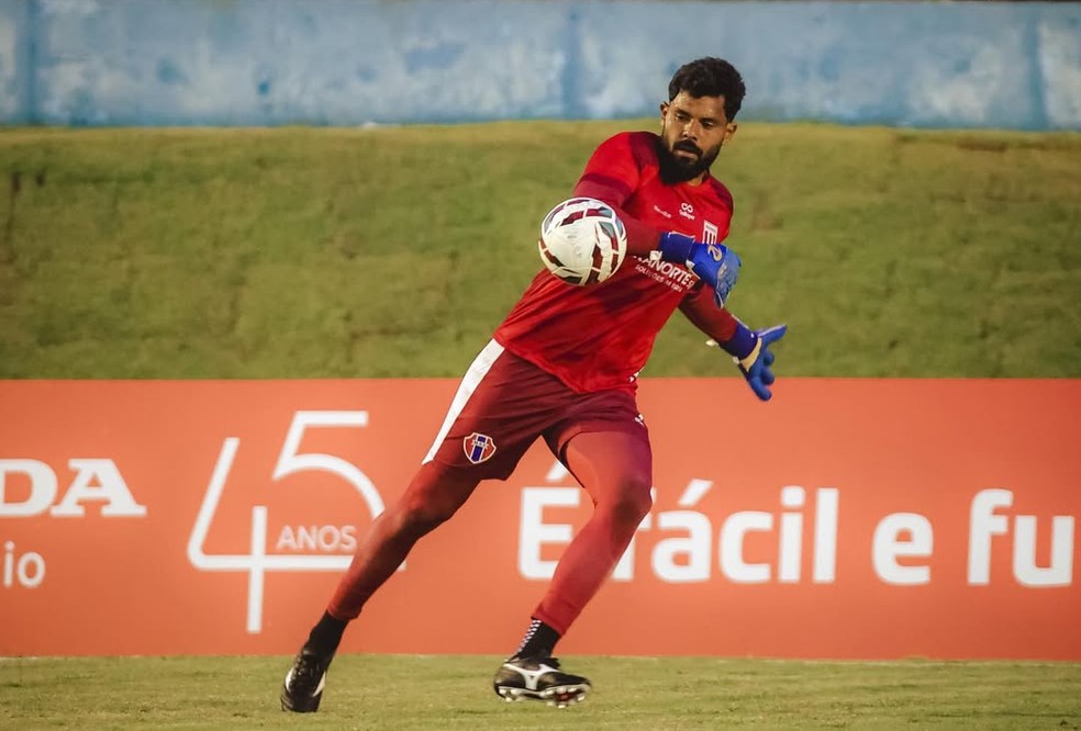 Jean durante aquecimento do Maranhão na Série C
