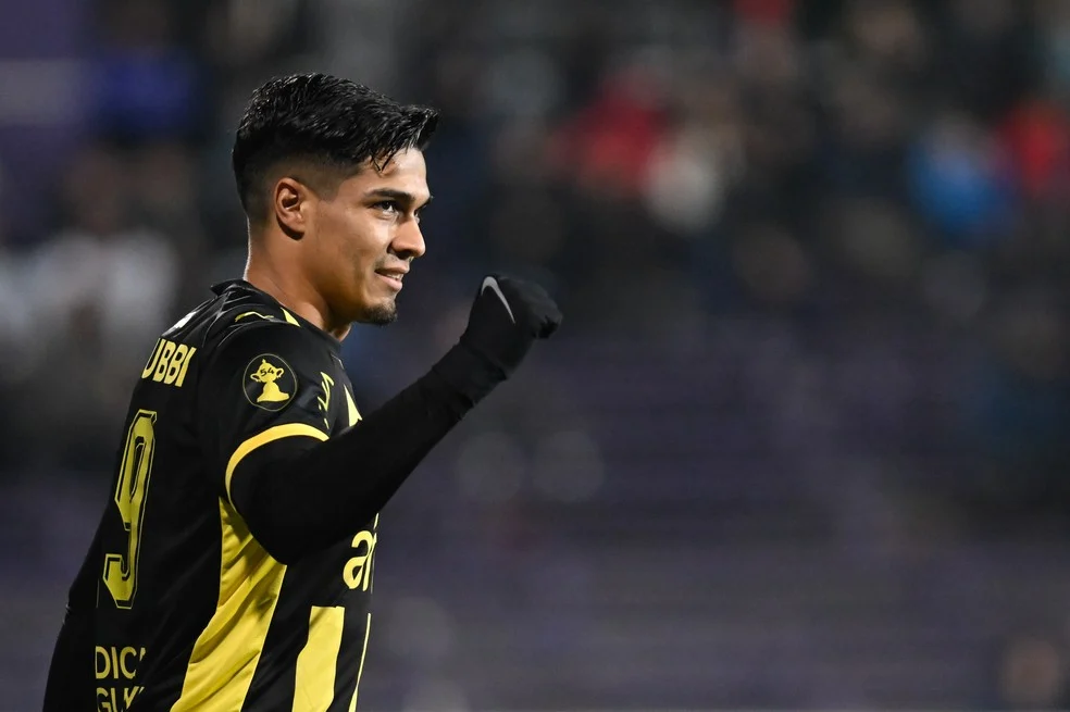 Matías Arezo em ação pelo Peñarol — Compra de Arezo em avaliação