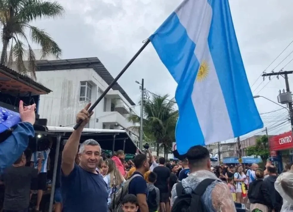 Torcedores na Canasvieiras, praia mais argentina do Brasil