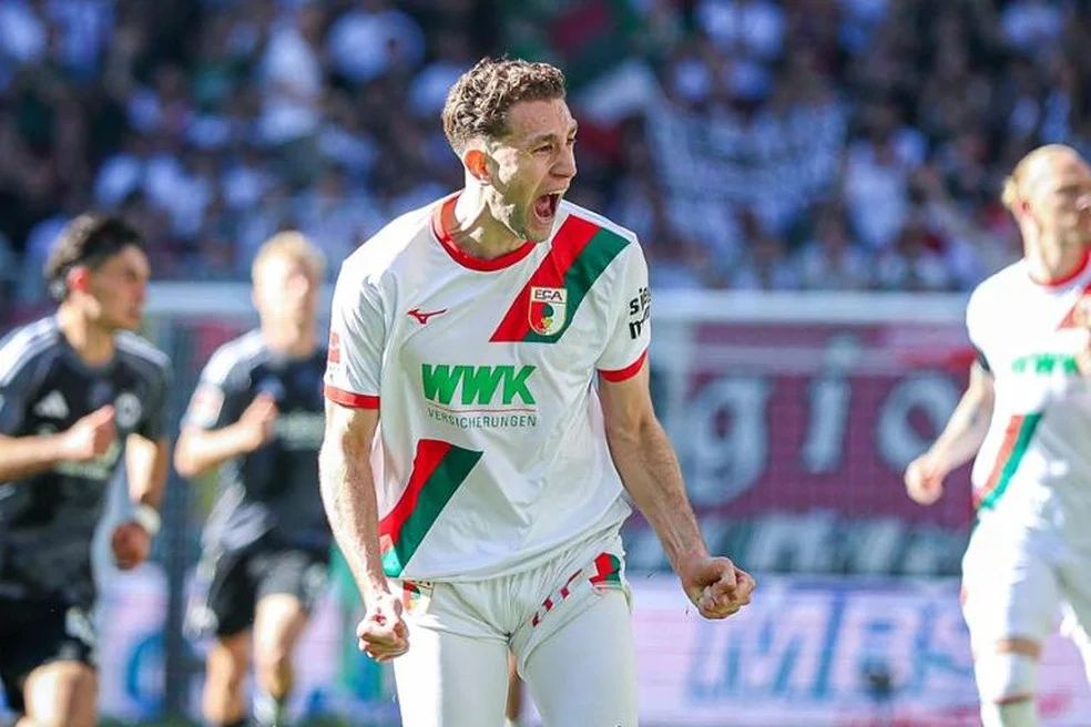 Arthur Chaves em ação pelo Augsburg — Arthur Chaves, zagueiro