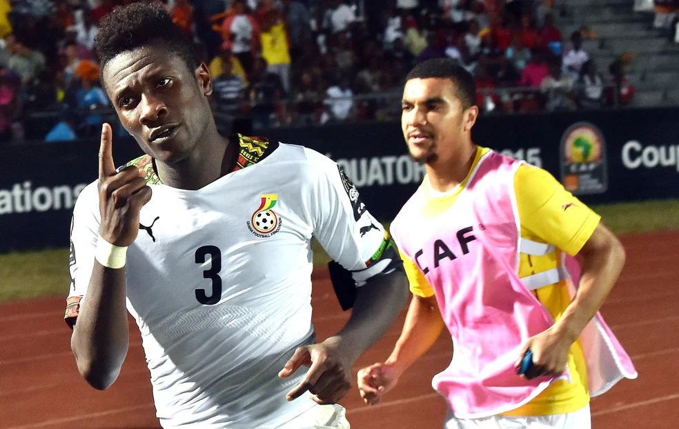 Asamoah Gyan em comemoração no vestiário da seleção de Gana